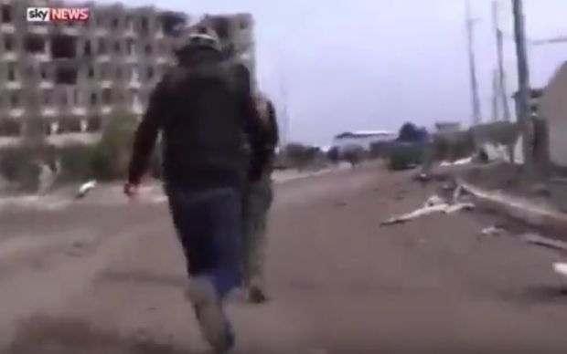 ВИДЕО: Репортери Скај њуза за длаку избегли смрт у Мосулу